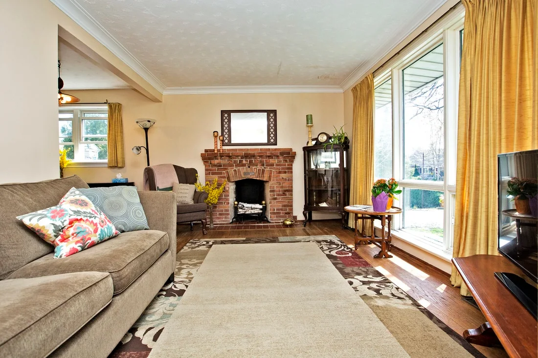 Bungalow and large front lot at 143 Harding Boulevard East in Richmond Hill
